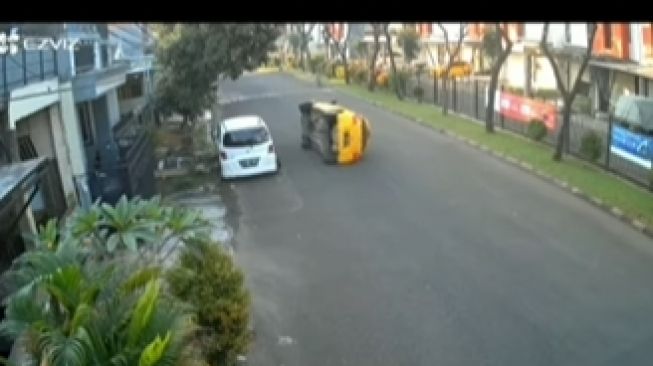 Honda Brio Seruduk Freed yang Terparkir di Jalan, Auto Terguling Usai Menabrak