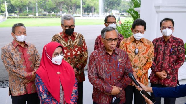 Dewan Komisioner OJK periode 2017-2022 usai menemui Presiden Jokowi di Istana Merdeka, Jakarta, Rabu (13/7/2022). (Muchlis Jr - Biro Pers Sekretariat Presiden)