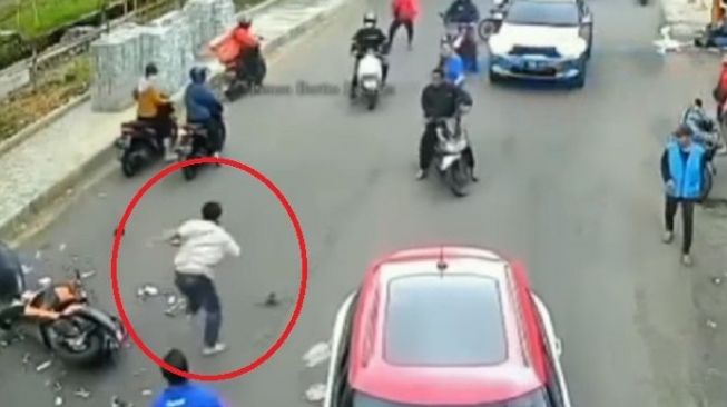 Maling motor kena apes saat hedak melarikan diri di jalan, nyaris jadi amukan warga (Instagram)