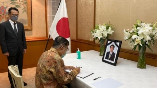 Shinzo Abe Dimakamkan, JK Sampaikan Duka Cita di Kedubes Jepang