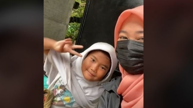 Perempuan Ini Bertemu Bocah Penjual Donat di Pinggir Jalan, Cerita Perjuangannya Bikin Mewek