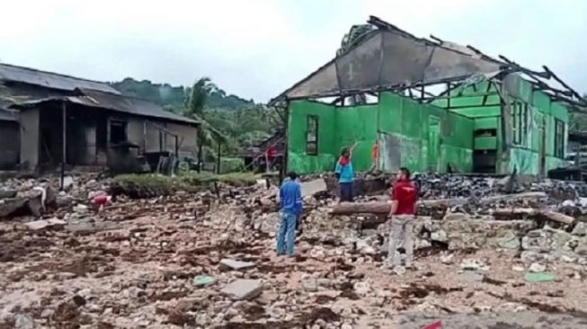 Rumah di Pesisir Tanimbar Rusak Karena Abrasi dan Gelombang Tinggi Disertai Angin Kencang