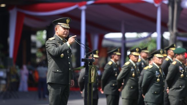 KSAD Jenderal TNI Dudung Abdurachman berpidato di depan ratusan Paja TNI AD di Mabes AD, Jakarta, Kamis (14/7/2022). (Dispenad)