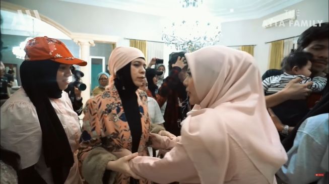 Momen Krisdayanti Kedatangan Keluarga Besan (YouTube/AH)