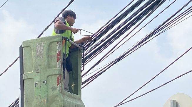 Bikin Semrawut Keindahan Kota, Belasan Kabel Fiber Optik di Tangsel Diputus Paksa Dinas Bina Marga