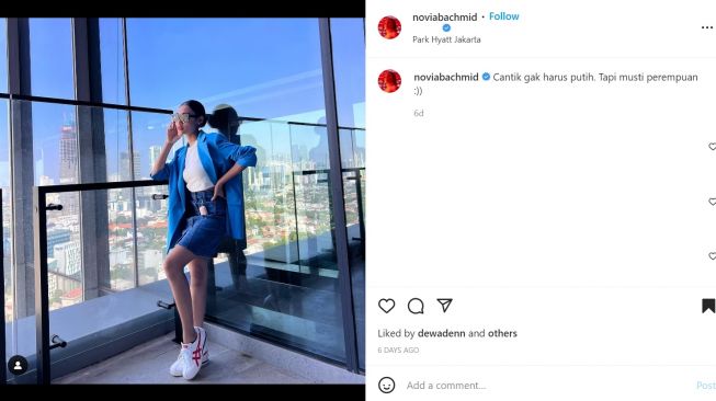 Foto: Pamer OOTD Nuansa Biru, Novia Bachmid Dipuji Cantik Pakai Outfit Warna Apapun (instagram/noviabachmid)