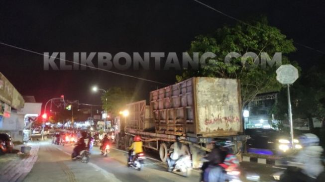 Ya Ampun, Truk Trailer Langgar Jam Operasi, Melintas di Tengah Kota Bontang Tak Dikawal Polisi