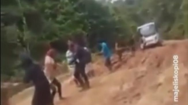 Viral Emak-emak Tarik Bus di Jalan Rusak Buton Utara: Bukti Kepemimpinan Tidak Berhasil