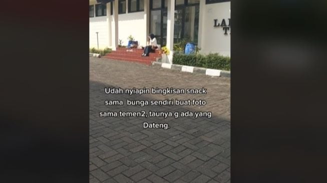 Diduga Selesai Sidang Skripsi, Wanita Ini Rayakan Hari Bahagianya Sendirian, Warganet Kirim Doa