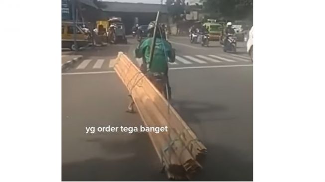 Ojol mendapatkan orderan yang tak masuk akal, angkut balok kayu panjang (Instagram)