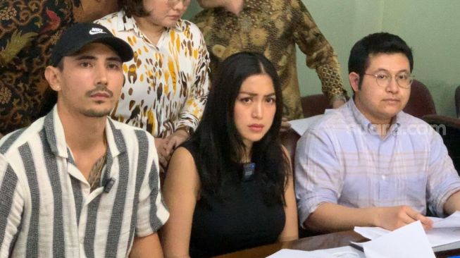 Jessica Iskandar and Vincent Verhaag held a press conference in the Menteng area, Central Jakarta, Thursday (14/7/2022) regarding a car rental business fraud case that cost him up to Rp 9.8 billion. [Adiyoga Priyambodo/Suara.com]