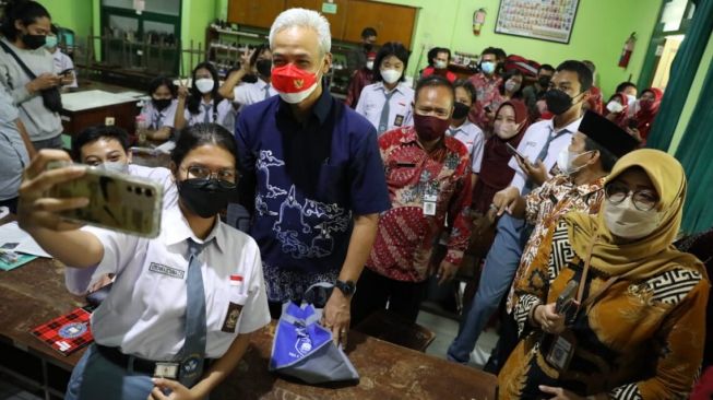 Tingkah Kocak Ganjar Pranowo Jadi Guru Dadakan di Klaten, Tantang Siswi Lakukan Ini hingga Bikin Deg-degan