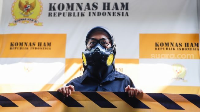 Sejumlah massa melakukan aksi unjuk rasa di depan Kantor Komnas HAM, Menteng, Jakarta Pusat, Kamis (14/7/2022). [Suara.com/Alfian Winanto]