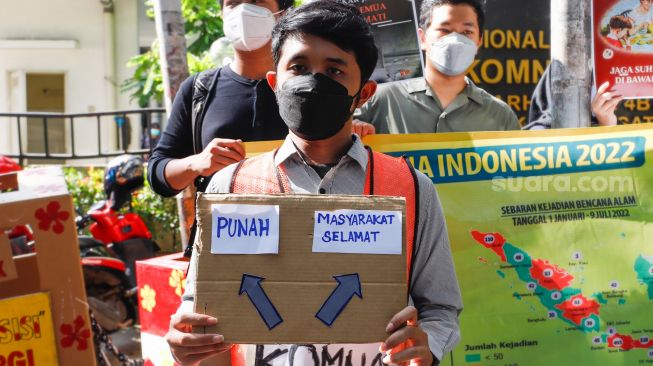 Sejumlah massa melakukan aksi unjuk rasa di depan Kantor Komnas HAM, Menteng, Jakarta Pusat, Kamis (14/7/2022). [Suara.com/Alfian Winanto]