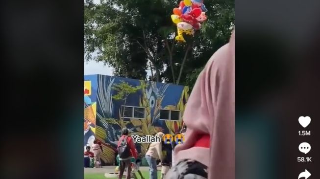 Bikin Iba, Bapak Ini Gemetar Tahan Tangis Lihat Balon Dagangan Terbang Semua