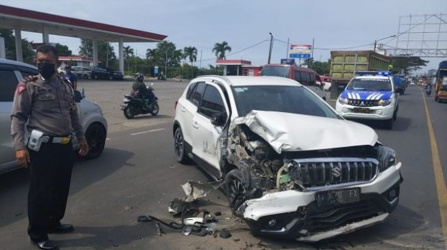 Tabrak Truk di Jalan Serang-Jakarta Baleno Putih Ringsek, Diduga Pengemudi Kurang Konsentrasi