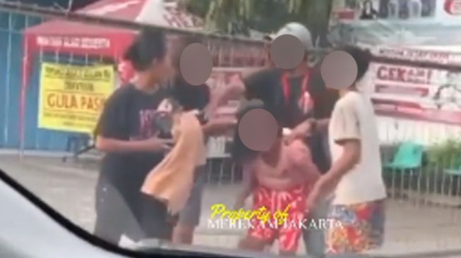 Gadis Belia Dianiaya 3 Anak di Pinggir Jalan, Rambutnya Dijambak-jambak Sampai Nangis