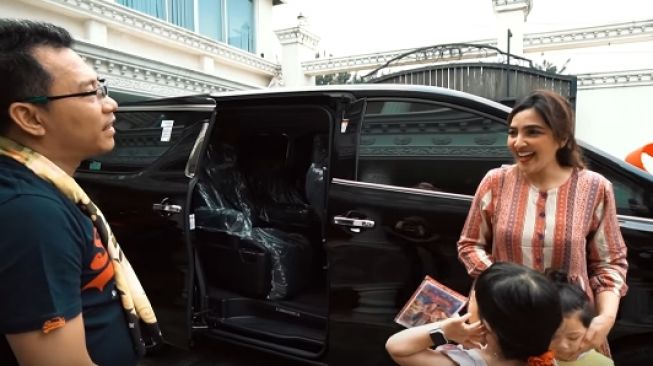  Artis Dapat Kado Mobil Mewah dari Pasangan (YouTube/The Hermansyah)