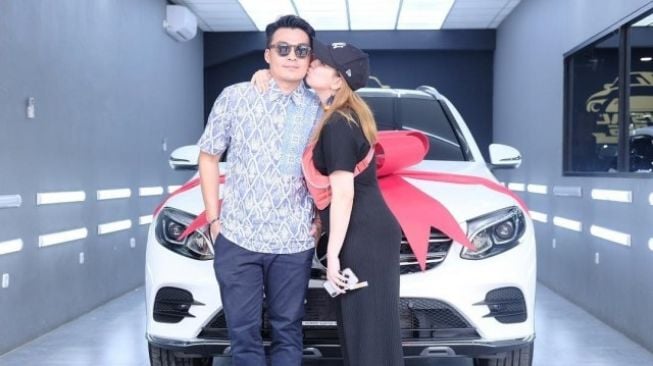  Artis Dapat Kado Mobil Mewah dari Pasangan (Instagram/@tya_ariestya)