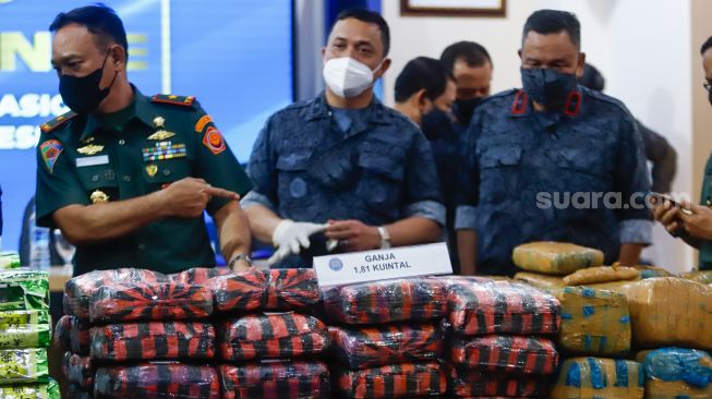 (dari kiri) Kepala Bidang Penindakan dan Penyidikan Bea Cukai Zaky Firmansyah, Deputi Pemberantasan BNN RI Irjen Pol. Drs. Kenedy dan Wakil Komandan Pusat Polisi Militer TNI Brigjen TNI Salidin menunjukkan barang bukti narkoba saat memberikan keterangan pers di Gedung BNN RI, Cawang, Jakarta Timur, Kamis (14/7/2022). [Suara.com/Alfian Winanto]