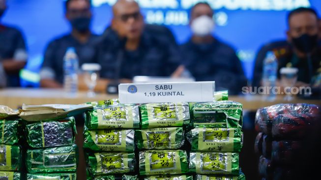 Barang bukti narkoba jenis sabu seberat 1,19 kuintal ditunjukkan saat pengungkapan kasus di Gedung BNN RI, Cawang, Jakarta Timur, Kamis (14/7/2022). [Suara.com/Alfian Winanto]