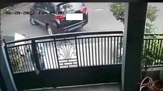 Wanita ini ditinggal Toyota Innova karena keasyikan kunci pagar rumah (TikTok)