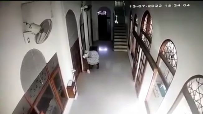 Terekam CCTV, OTK Kenakan Mukena Santai Curi Infaq Masjid saat Siang Bolong di Sleman