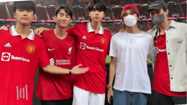 16 Potret Artis Thailand Nonton Bangkok Century Cup 2022, MU vs Liverpool!