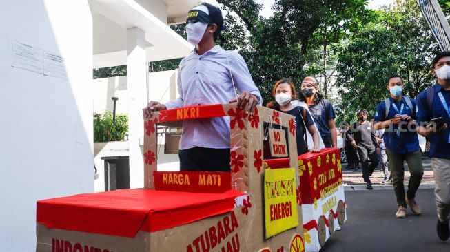 Sejumlah massa melakukan aksi unjuk rasa di depan Kantor Komnas HAM, Menteng, Jakarta Pusat, Kamis (14/7/2022). [Suara.com/Alfian Winanto]