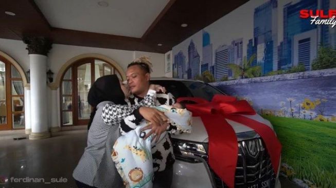  Artis Dapat Kado Mobil Mewah dari Pasangan (YouTube/Sule Family)