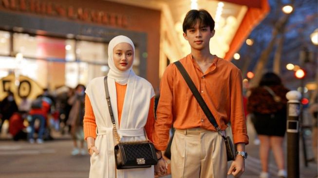 9 Potret Outfit Senada Rey Mbayang dan Dinda Hauw, Kompak Kenakan Baju dengan Warna yang Sama