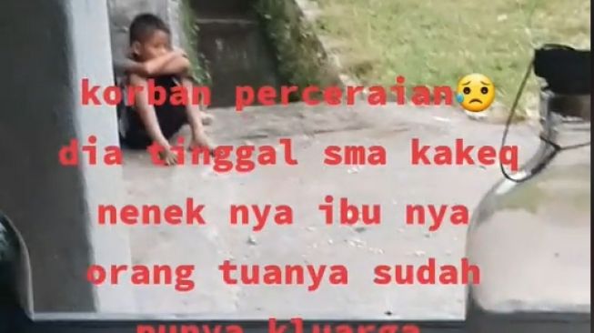 Video Viral Anak Korban Perceraian Duduk Bengong di Pinggir Jalan, Ayah Ibu Sudah Punya Keluarga Baru