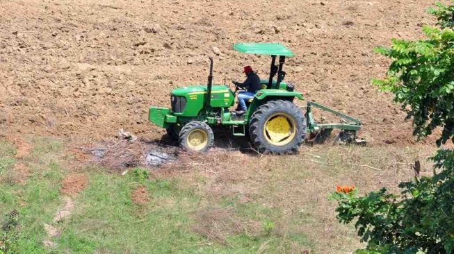 Bertandang ke Salah Satu Kampung Berseri Astra di Gorontalo, Menparekraf Andalkan Traktor Sawah