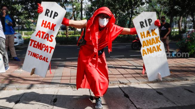 Sejumlah massa melakukan aksi unjuk rasa di depan Kantor Komnas HAM, Menteng, Jakarta Pusat, Kamis (14/7/2022). [Suara.com/Alfian Winanto]