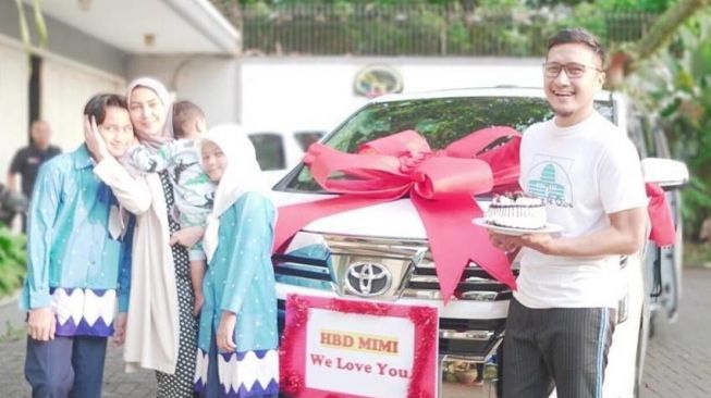  Artis Dapat Kado Mobil Mewah dari Pasangan (Instagram/@fenitarie)