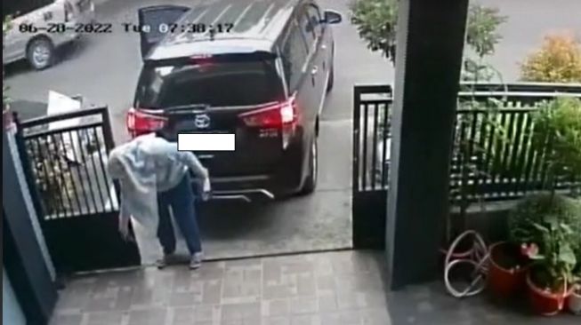 Tutup Pagar Rumah Pastikan Terkunci Sempurna, Wanita Ini Malah Apes Ditinggal Toyota Innova yang Hendak Dinaikinya