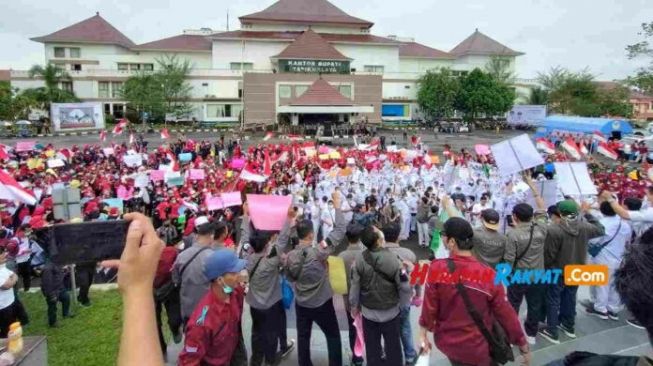 Kepung Kantor Bupati Tasikmalaya, Ribuan Dokter, Perawat, Bidan dan Apoteker Minta Diangkat Jadi P3K