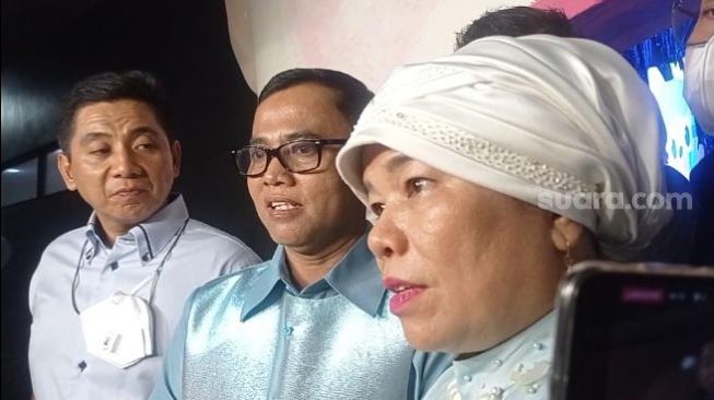 Haji Faisal, Dewi Zuhriati dan Sandy Arifin saat memberi keterangan pers di acara ulang tahun kedua Gala Sky di kawasan Jagakarsa, Jakarta Selatan, Kamis (14/7/2022) malam. [Fajar Ramadhan/Suara.com]