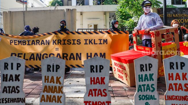 Sejumlah massa melakukan aksi unjuk rasa di depan Kantor Komnas HAM, Menteng, Jakarta Pusat, Kamis (14/7/2022). [Suara.com/Alfian Winanto]