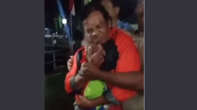 Maling Kotak Amal Pasang Muka Melas Sembari Peluk Uang Curian