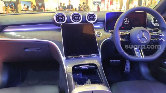 Nikmati teknologi terkini pada The All-New Mercedes-Benz C-Class lewat MBUX (Mercedes-Benz User Experience) di sektor multimedia system generasi terbaru, serta central display yang besar dan mudah digunakan [Suara.com/CNR ukirsari].