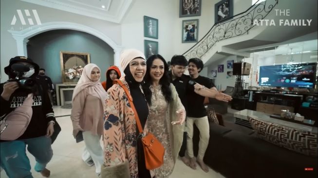 Momen Krisdayanti Kedatangan Keluarga Besan (YouTube/AH)