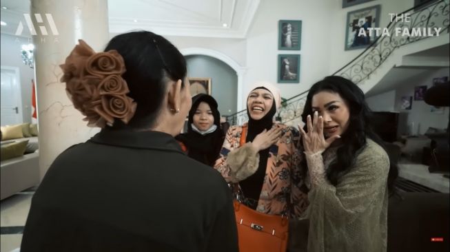 Krisdayanti Bagi Foto Kebersamaan dengan Ibunda Atta Halilintar tapi Netizen Curiga Fotonya Sudah Lama