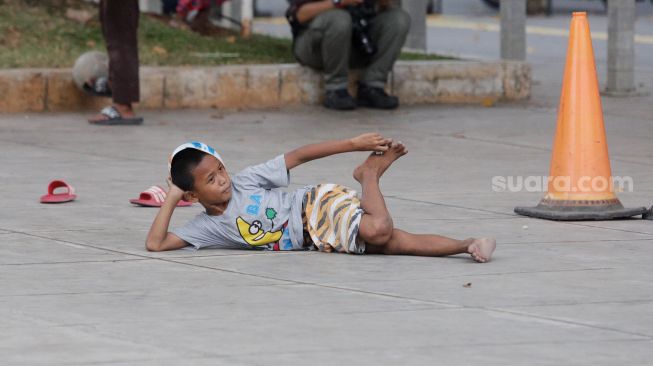 Anak-anak bermain bola di Trotoar Taman Ismail Marzuki, Kamis, Jakarta (14/7).  [Suara.com/Oke Atmaja]
