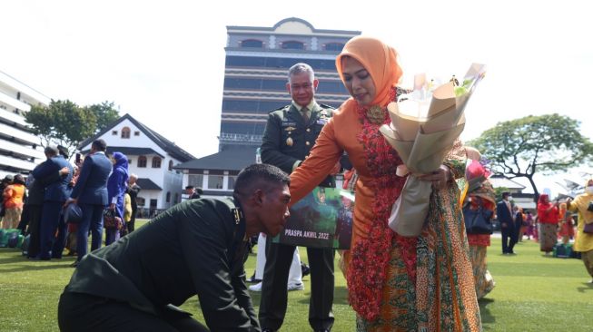 Seorang perwira remaja (paja) TNI AD lulusan Akademi Militer Tahun 2022 mencium kaki ibunya di Mabes AD, Jakarta, Kamis (14/7/2022). (Dispenad)