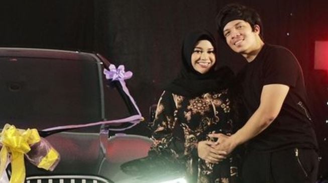  Artis Dapat Kado Mobil Mewah dari Pasangan (Instagram/@attahalilintar)