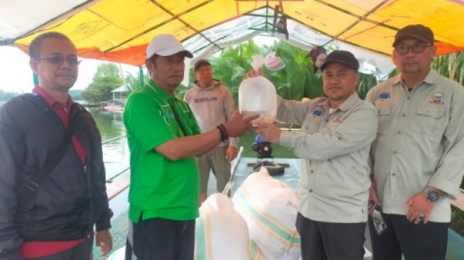 Nelayan Makassar Dapat Bantuan 500 Ribu Benih Udang Windu