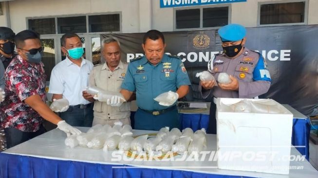 Penggerebekan tranksaksi benur lobster ilegal di Banyuwangi. [Suarajatimpost.com]