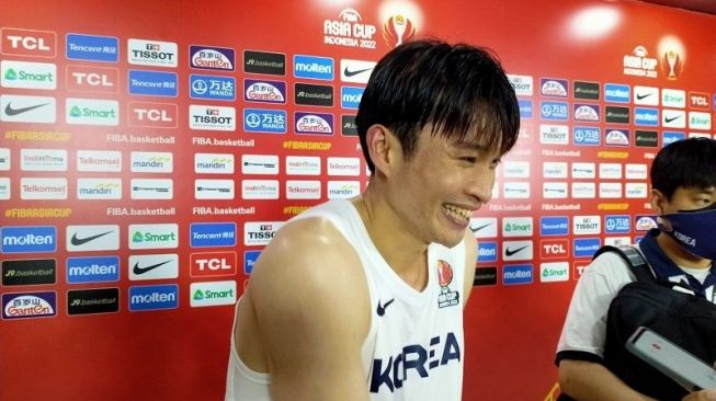 Kapten tim nasional bola basket Korea Selatan Lee Dae-sung saat memberi keterangan kepada awak media seusai mengalahkan Taiwan dalam lanjutan penyisihan Grup B Piala FIBA Asia 2022 di Istora Gelora Bung Karno, Senayan, Jakarta, Kamis (14/7/2022). (ANTARA/Gilang Galiartha)