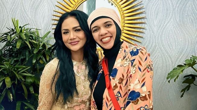 Momen Krisdayanti Kedatangan Keluarga Besan (Instagram/@genifaruk)